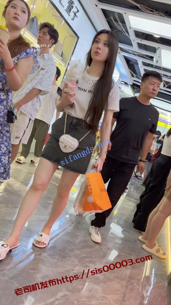 【KFC】短裙美女和闺蜜买奶茶·精装气质型·大哥一直偷看美女【1V】【774M】 17 【KFC】短裙美女和闺蜜买奶茶·精装气质型·大哥一直偷看美女【1V】【774M】 17