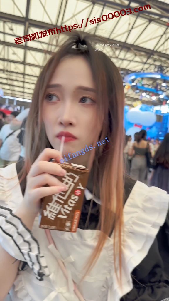 【KFC】女仆裙学生妹和闺蜜逛街拍照·吊带丝袜粉色内内性感【256M】 2 【KFC】女仆裙学生妹和闺蜜逛街拍照·吊带丝袜粉色内内性感【256M】 2