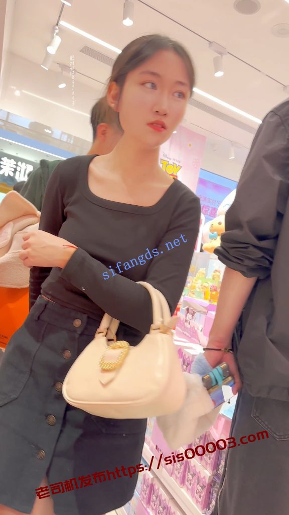 【KFC】短裙学生妹酷似许家印·0D肉丝白内·翘起屁股拍超清CD【1V】【309M】 2 【KFC】短裙学生妹酷似许家印·0D肉丝白内·翘起屁股拍超清CD【1V】【309M】 2