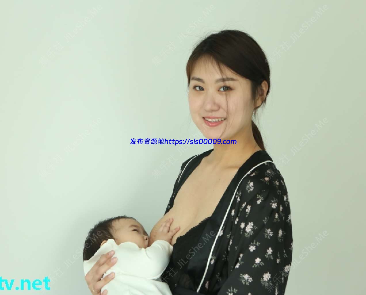 【人妻喂奶系列】绝美少妇喂奶写真，角度完美【46MB】 1