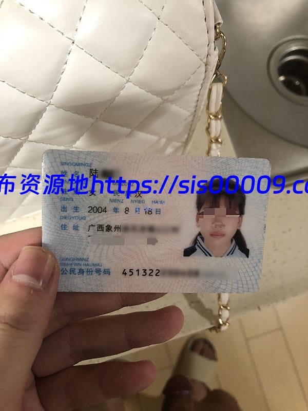 19岁光滑皮肤粉乳少女跟我开房各种姿势狂操 1