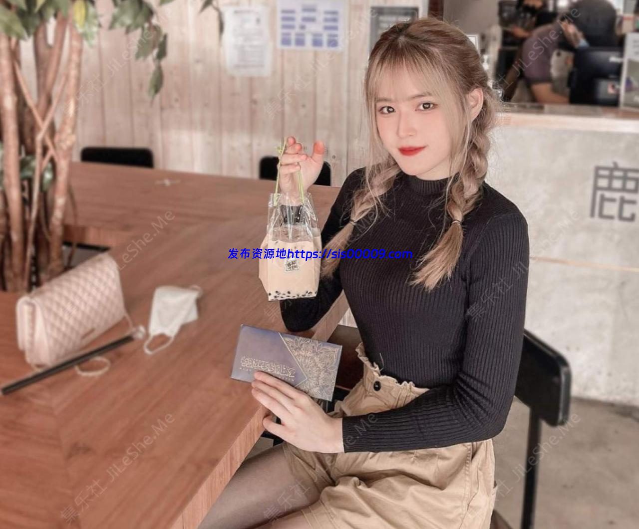 堪比果条全网独家首发网络招聘❤️模特视频面试被泄露流出杨X琳360度裸露特写，附生活照 1