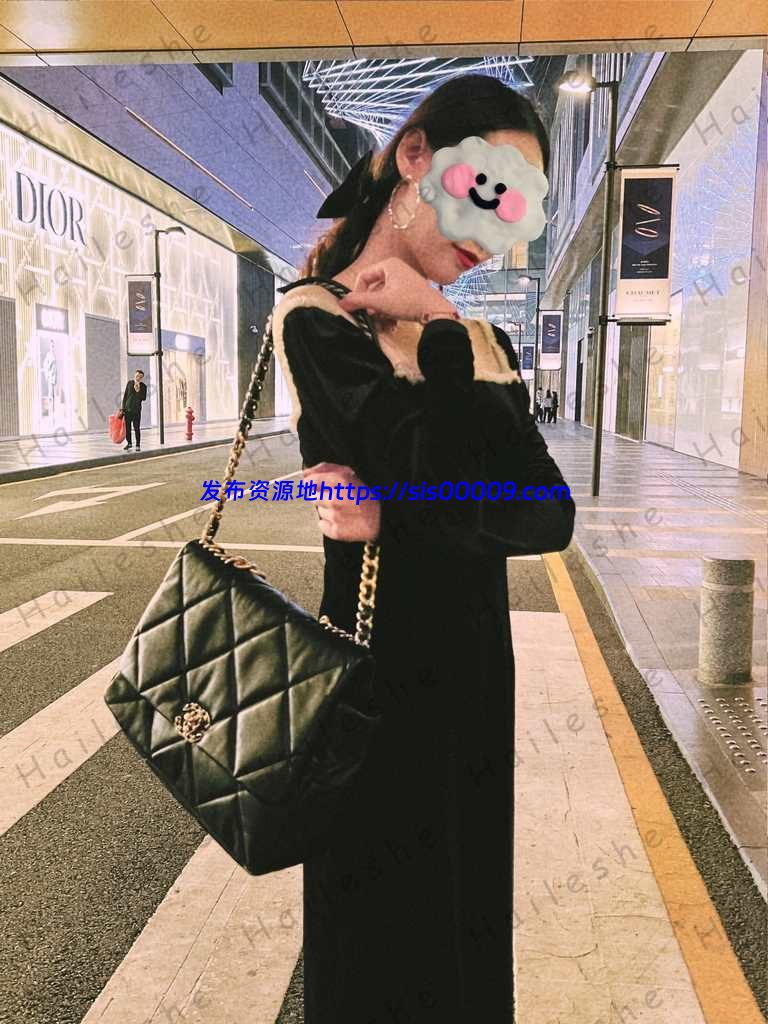 高质量夫妻【小鲸鱼】各种极限露出还参加夫妻群交会【88V/1G】 9