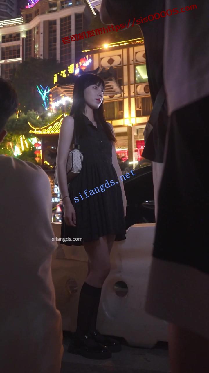 (BC-AA-469)露背裙美女景点拍照..专注聊天被前后CD白内 1 (BC-AA-469)露背裙美女景点拍照..专注聊天被前后CD白内 1