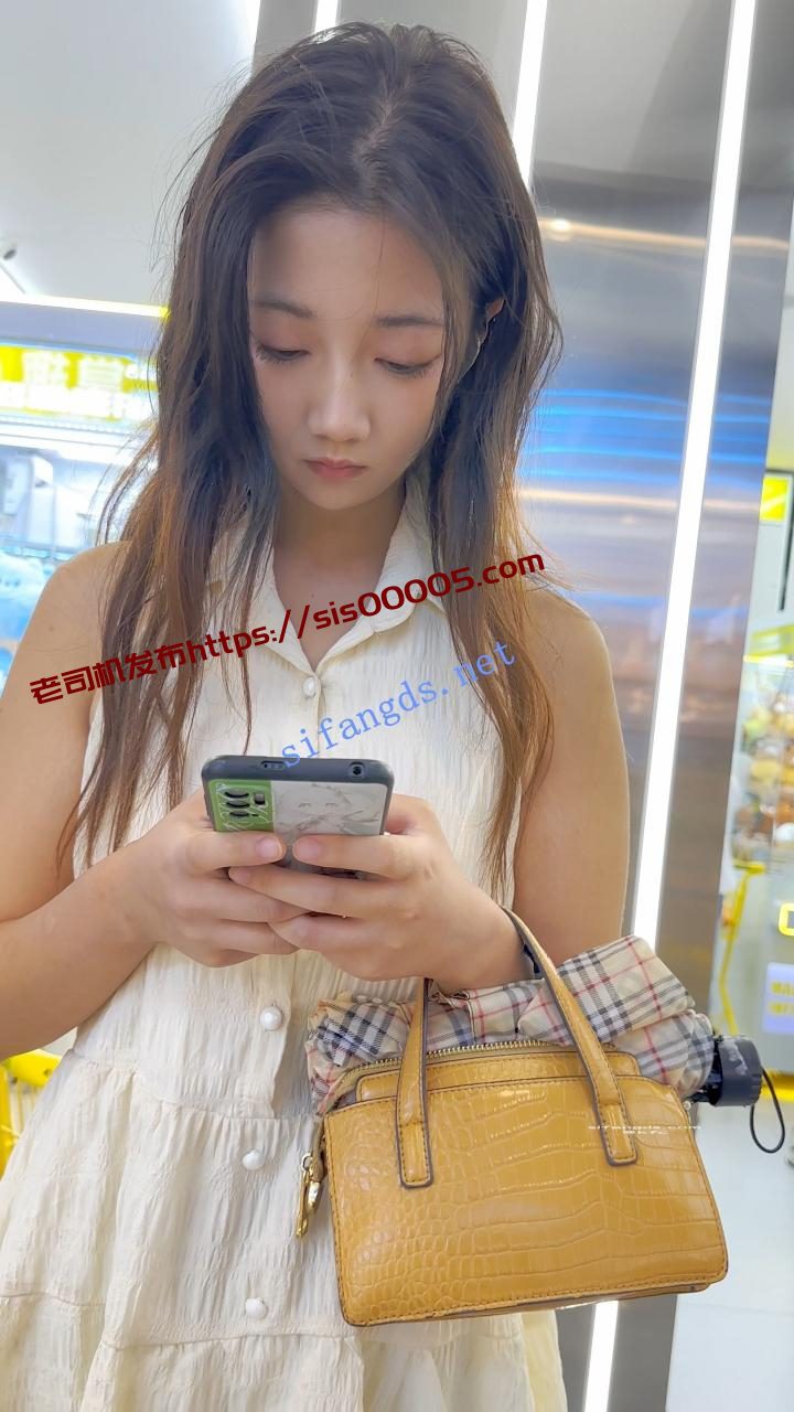【KFC】靓女运动完换长裙逛街·后背都晒黑了·白色内内前后CD 6 【KFC】靓女运动完换长裙逛街·后背都晒黑了·白色内内前后CD 6