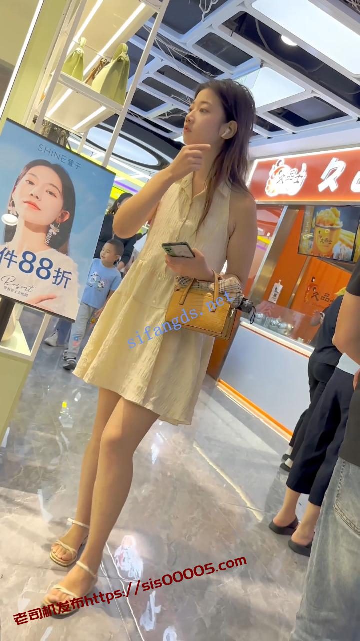 【KFC】靓女运动完换长裙逛街·后背都晒黑了·白色内内前后CD 3 【KFC】靓女运动完换长裙逛街·后背都晒黑了·白色内内前后CD 3