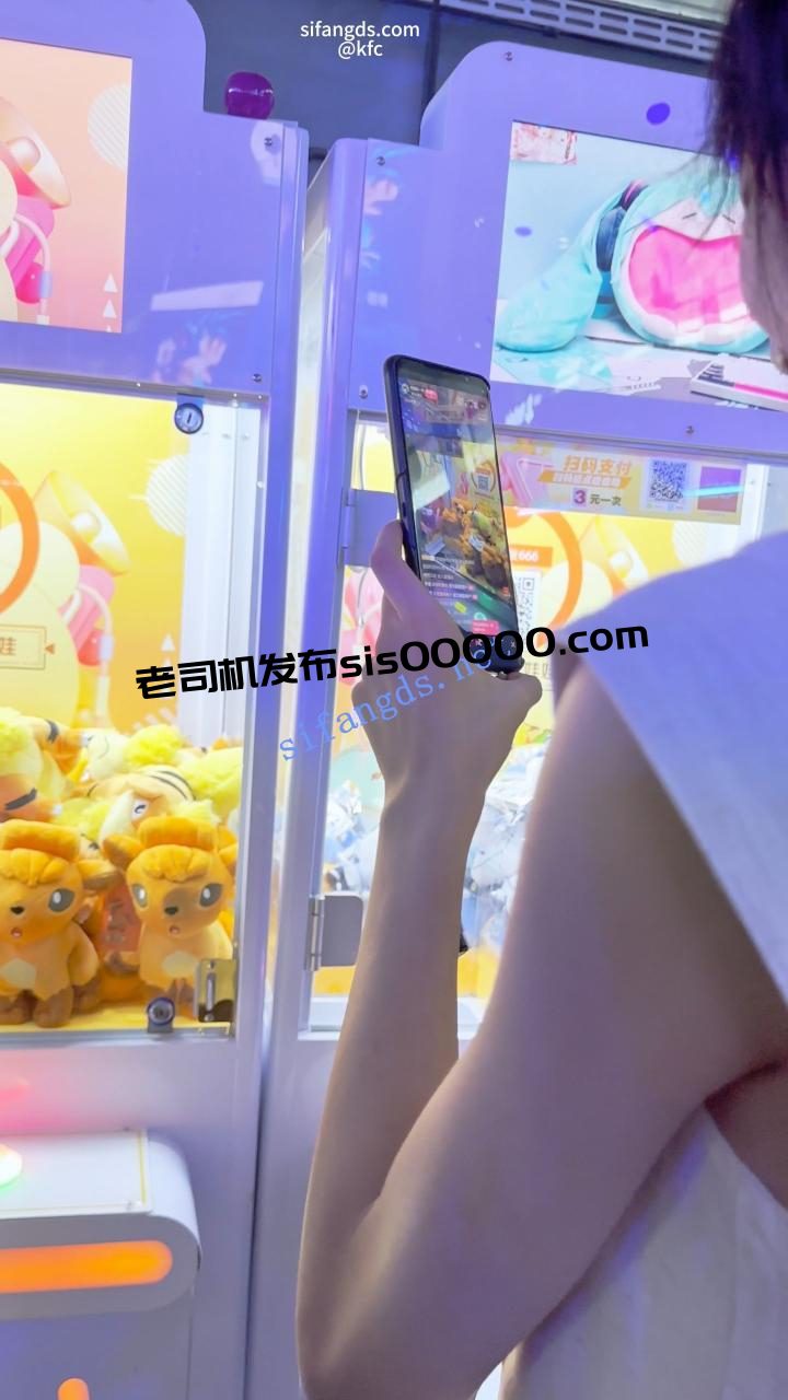 【KFC】女主播直播和大哥互动·一直在笑没发现裙下被CD漏毛 4 【KFC】女主播直播和大哥互动·一直在笑没发现裙下被CD漏毛 4