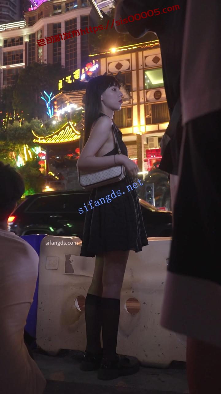 (BC-AA-469)露背裙美女景点拍照..专注聊天被前后CD白内 2 (BC-AA-469)露背裙美女景点拍照..专注聊天被前后CD白内 2