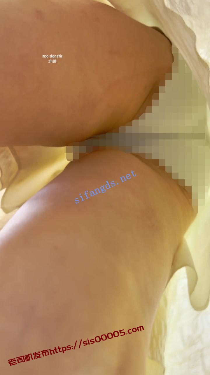 【KFC】靓女运动完换长裙逛街·后背都晒黑了·白色内内前后CD 12 【KFC】靓女运动完换长裙逛街·后背都晒黑了·白色内内前后CD 12