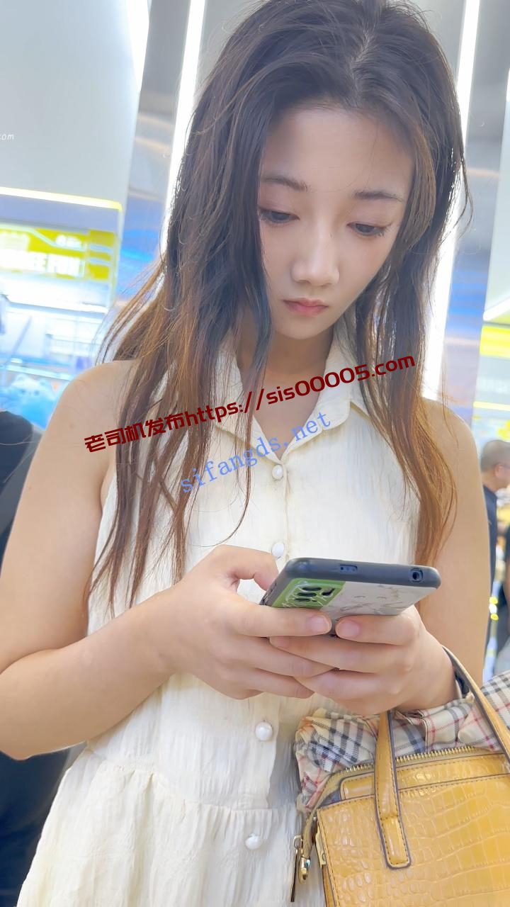 【KFC】靓女运动完换长裙逛街·后背都晒黑了·白色内内前后CD 5 【KFC】靓女运动完换长裙逛街·后背都晒黑了·白色内内前后CD 5