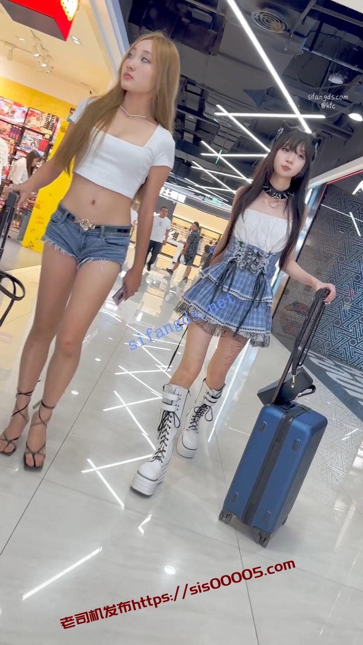 【KFC】女大开学不去学校逛街·一个骚·一个萌妹·粉色内前后CD 5 【KFC】女大开学不去学校逛街·一个骚·一个萌妹·粉色内前后CD 5