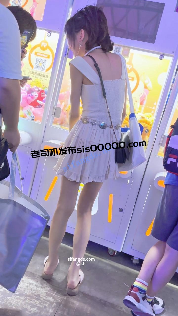 【KFC】女主播直播和大哥互动·一直在笑没发现裙下被CD漏毛 3 【KFC】女主播直播和大哥互动·一直在笑没发现裙下被CD漏毛 3
