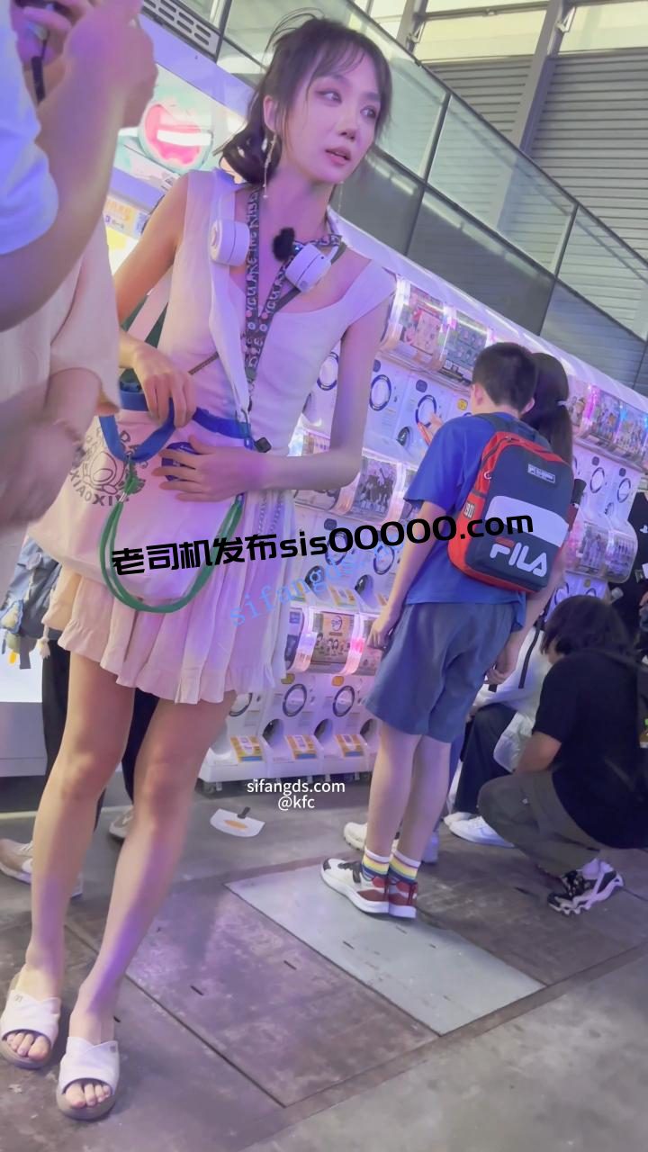 【KFC】女主播直播和大哥互动·一直在笑没发现裙下被CD漏毛 2 【KFC】女主播直播和大哥互动·一直在笑没发现裙下被CD漏毛 2