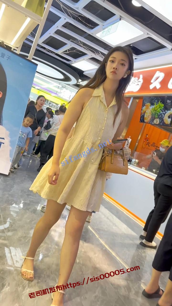 【KFC】靓女运动完换长裙逛街·后背都晒黑了·白色内内前后CD 2 【KFC】靓女运动完换长裙逛街·后背都晒黑了·白色内内前后CD 2