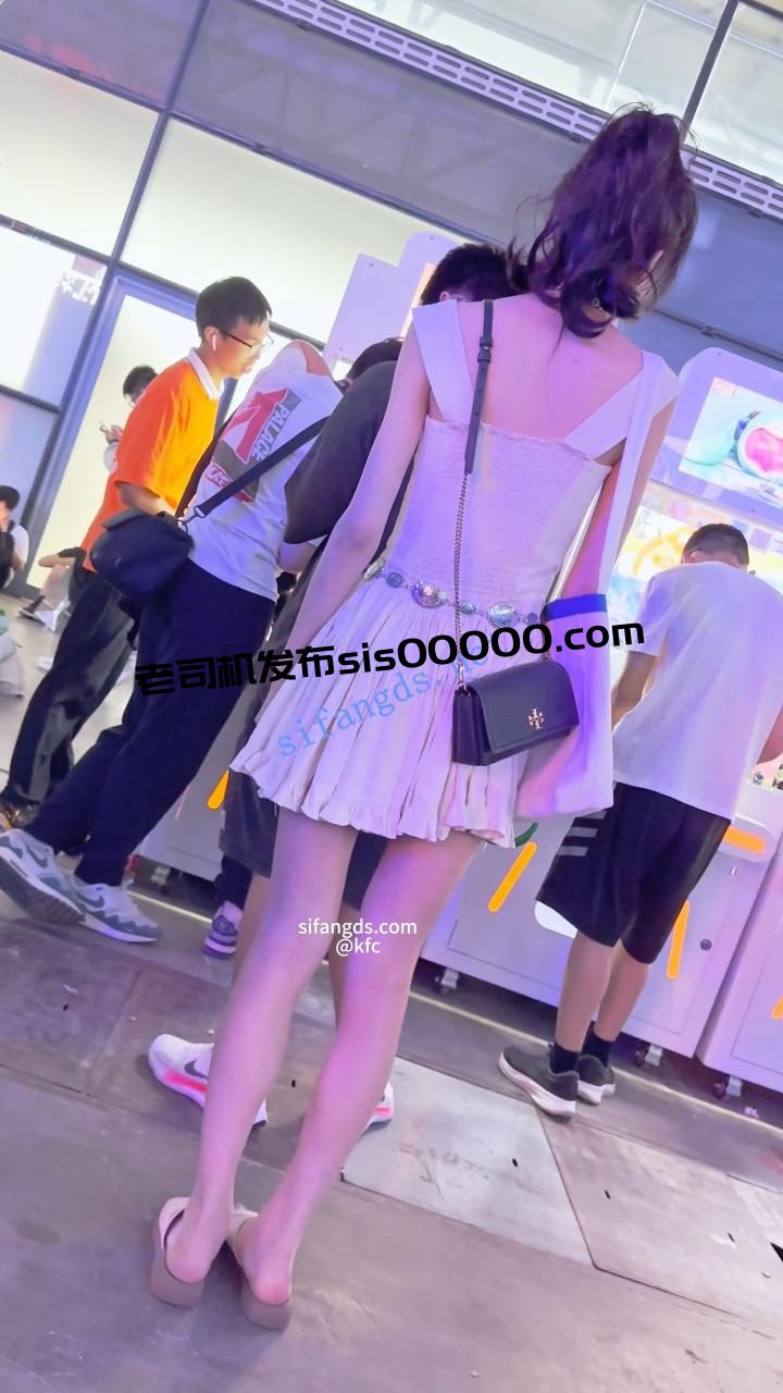 【KFC】女主播直播和大哥互动·一直在笑没发现裙下被CD漏毛 1 【KFC】女主播直播和大哥互动·一直在笑没发现裙下被CD漏毛 1