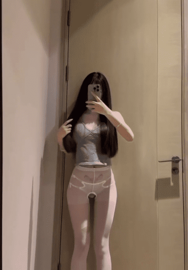 顶级身材网红御姐，穿开裆白丝，绑带白色内裤，红底黑色细高跟，对镜爱抚骚逼自慰！2V195M 2