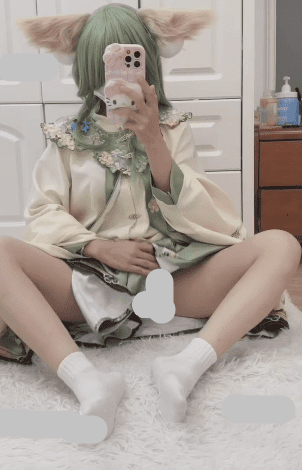 穿cos服对镜自拍 诱惑白色短袜 小手掰开嫩逼 抱着大腿往前顶胯 模拟被你抽插调教 1V103M 1
