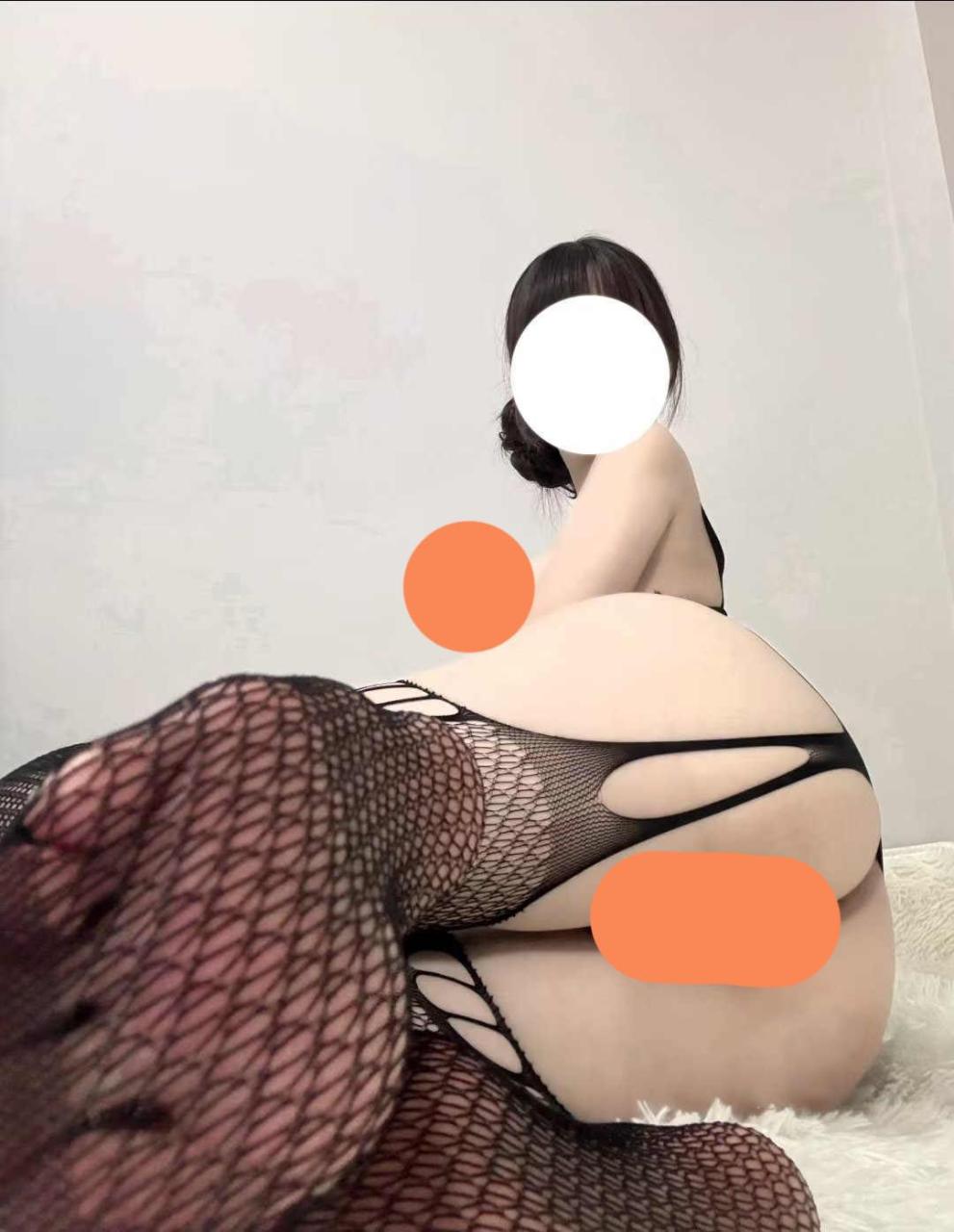 【新】小小依宝（yiiloveovo）- [188门槛] 16分钟 酥胸白虎萝莉私拍福利【5P+4V】【209MB百度云】 3