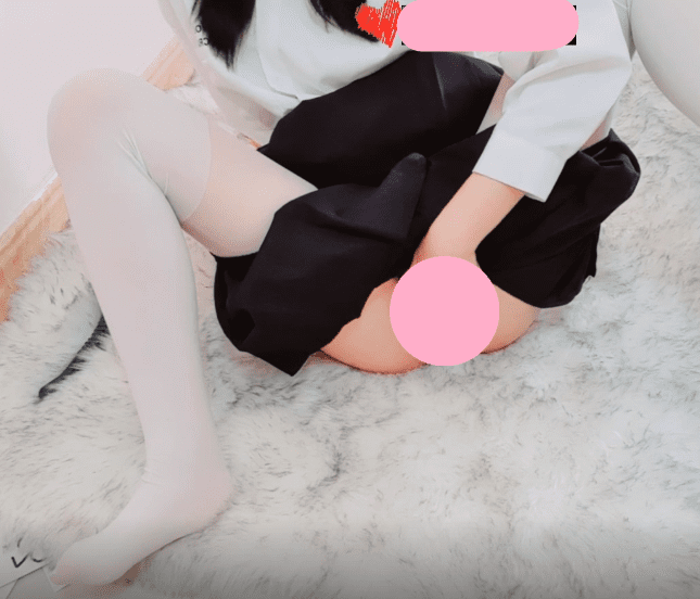 白丝连裤袜，黑色百褶裙，白衬衫诱惑，水晶黄瓜道具插逼自慰，M腿姿势，道具整根插进去  1V313M 2