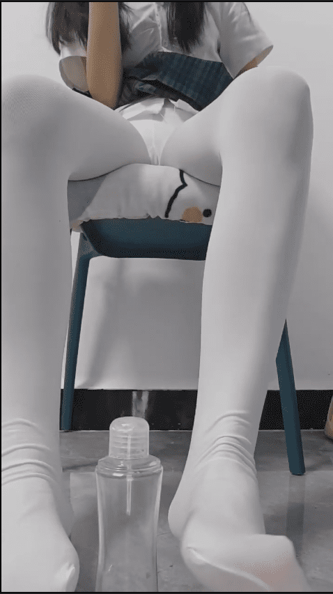 【新-足控】推特泡泡-jk运动鞋厚肉丝光腿神器黑袜+定制视频厚白丝【2V】【410MB百度云】 2