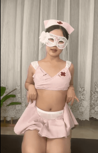 白色蕾丝女王面罩 粉色护士情趣制服 在镜头面前揉捏奶子 展示大屁股半露脸手指抠逼！ 3