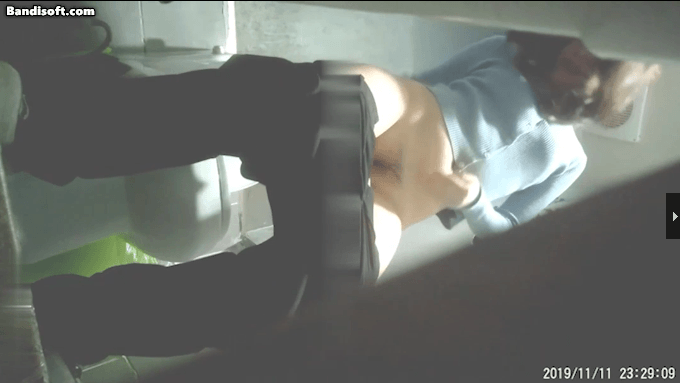 【精品厕拍】韩国大学学生妹酒吧喝醉上厕所差点摔倒 3