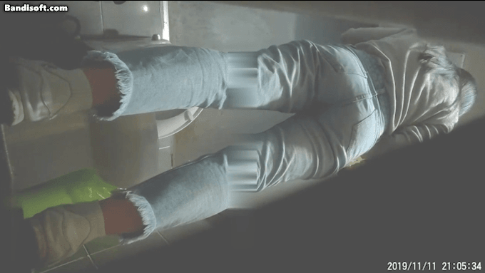 【精品厕拍】韩国大学学生妹酒吧喝醉上厕所差点摔倒 10