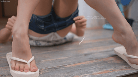 【B站 Yiko湿润兔 咬一口兔娘】8月作品 脱裤 特性镜头 两瓣【324P6V】【7.44G】 11