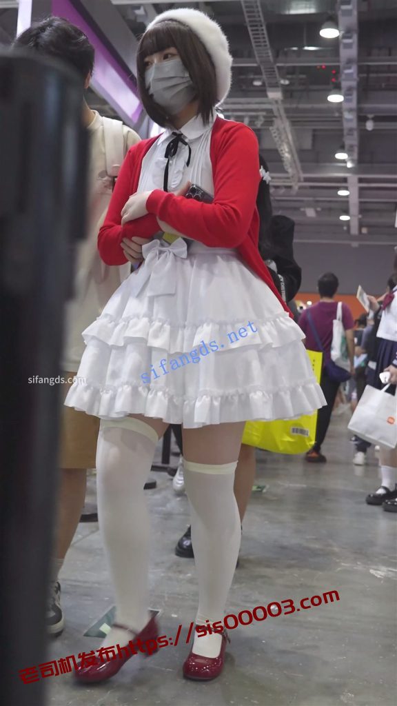 【xxn-313】路人女主cos小姐姐..护栏反光照亮蕾丝边内裤【1V】【346M】 3