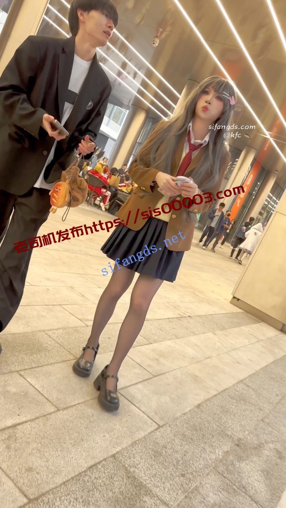 【KFC】超可爱萝莉麻衣学姐·黑丝白透内·男友拍脸我拍裙底【1V】【0.98G】 2