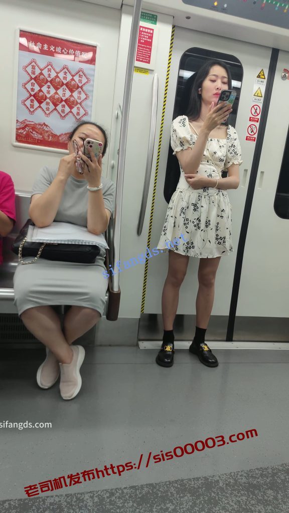【CSCD】白色印花连衣裙小姐姐等地铁抄底，黑色内带翅膀【1V】【430M】 2