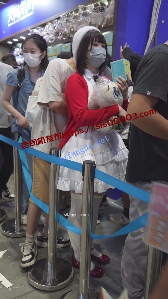 【xxn-313】路人女主cos小姐姐..护栏反光照亮蕾丝边内裤【1V】【346M】 2