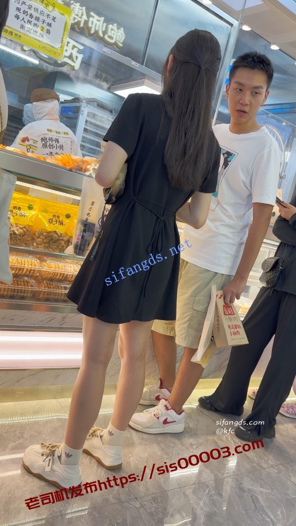 【KFC】女仆裙学生妹和闺蜜逛街拍照·吊带丝袜粉色内内性感【1V】【340M】 3