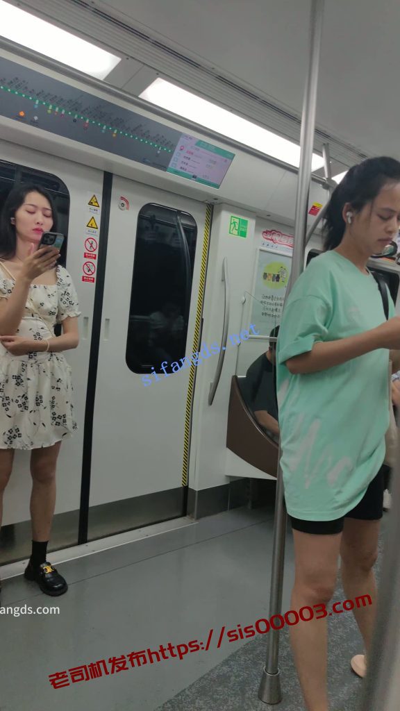 【CSCD】白色印花连衣裙小姐姐等地铁抄底，黑色内带翅膀【1V】【430M】 3