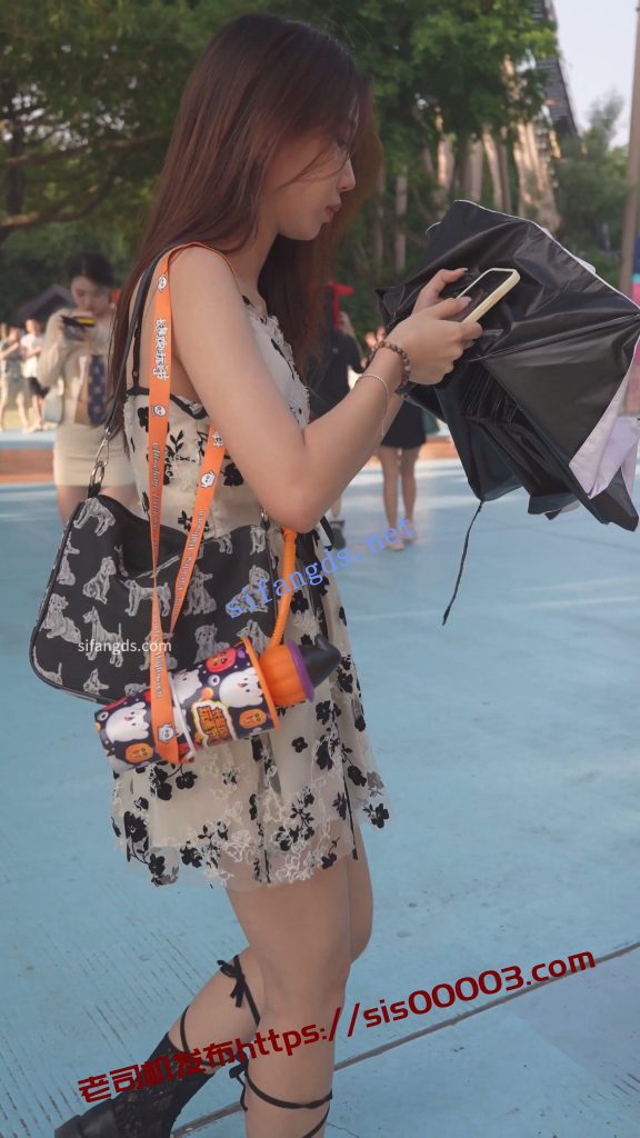 (BC-AA-580)吊带花裙小姐姐逛街..抬腿拿东西CD蕾丝边粉内【1V】【245M】 4