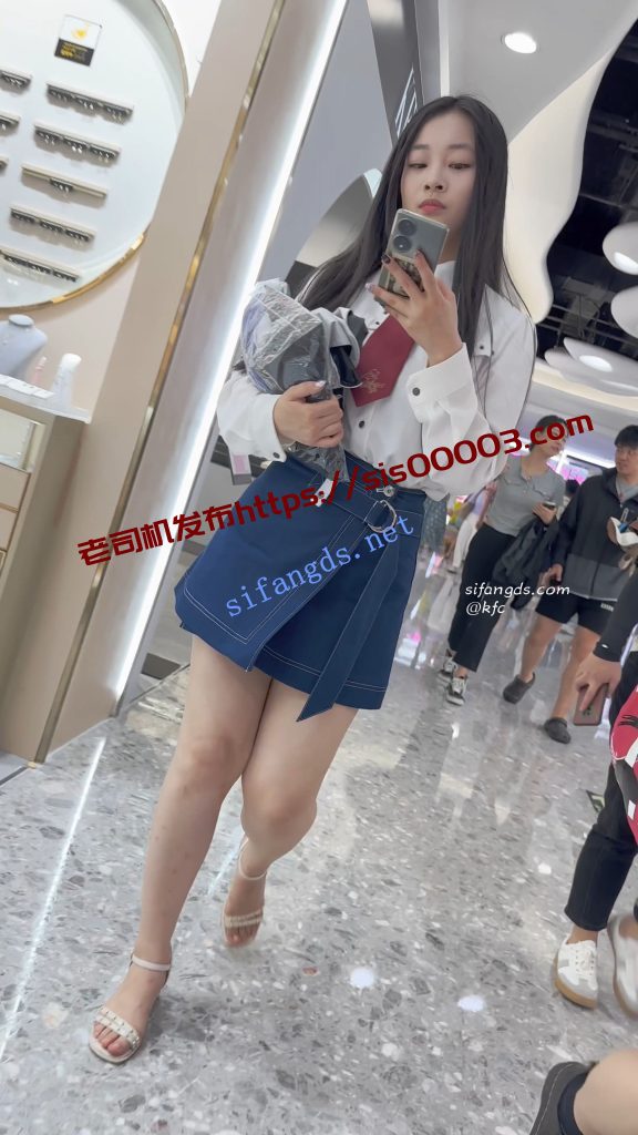 【KFC】靓女下班回家·一直专注玩手机·短裙半透白内尿黄一片【1V】【764M】 2