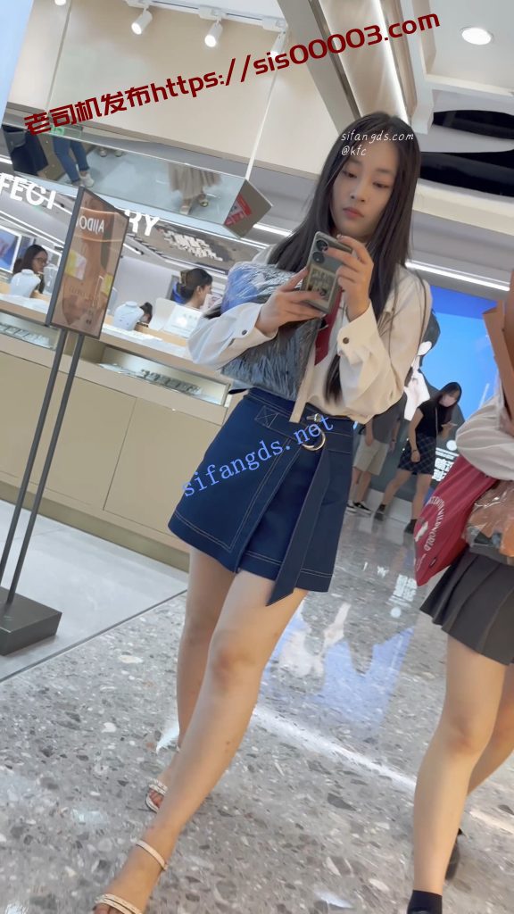 【KFC】靓女下班回家·一直专注玩手机·短裙半透白内尿黄一片【1V】【764M】 7