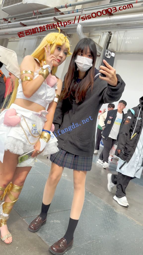 【KFC】两个JK制服学生妹·肉丝袜可爱内·白色骚窄内一箭双雕【1V】【810M】 2