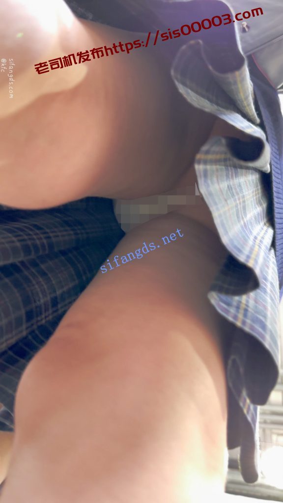 【KFC】两个JK制服学生妹·肉丝袜可爱内·白色骚窄内一箭双雕【1V】【810M】 10