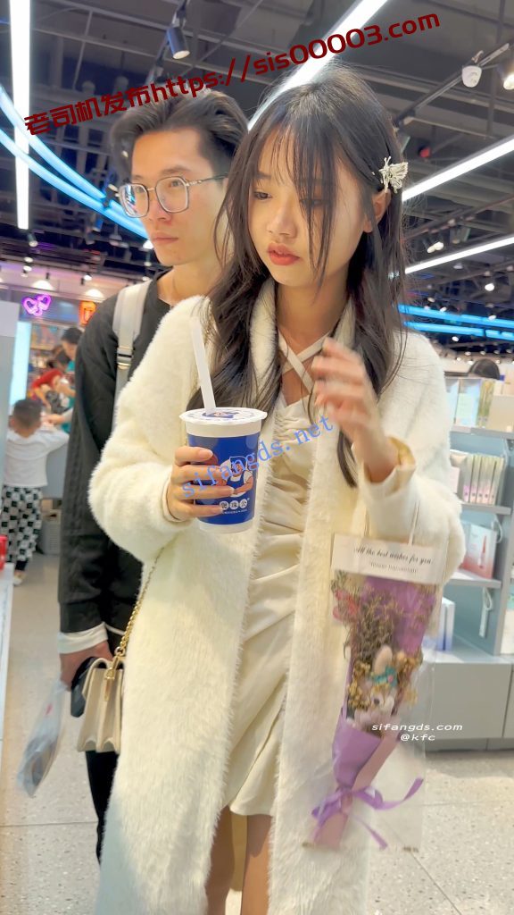 【KFC】学生妹和男友逛街·厚披风里面藏着性感短裙·微透白内【1V】【606M】 4