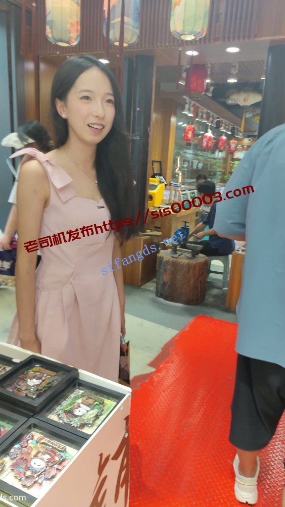 【CSCD】粉色连衣裙小姐姐和家人出来旅游，白色内内【1V】【970M】 1