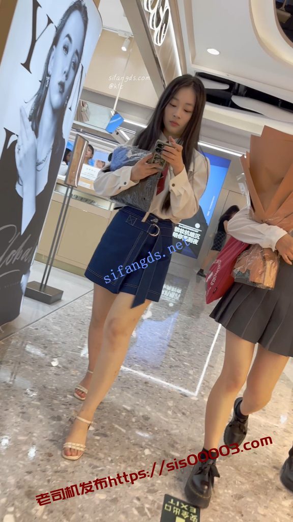 【KFC】靓女下班回家·一直专注玩手机·短裙半透白内尿黄一片【1V】【764M】 4