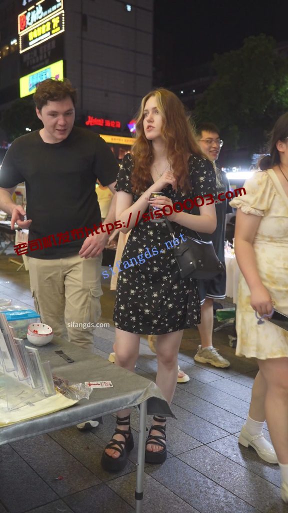 (BC-AA-591)花裙外国小姐姐..弯腰被CD蕾丝丁字裤屁股很白【1V】【224M】 4