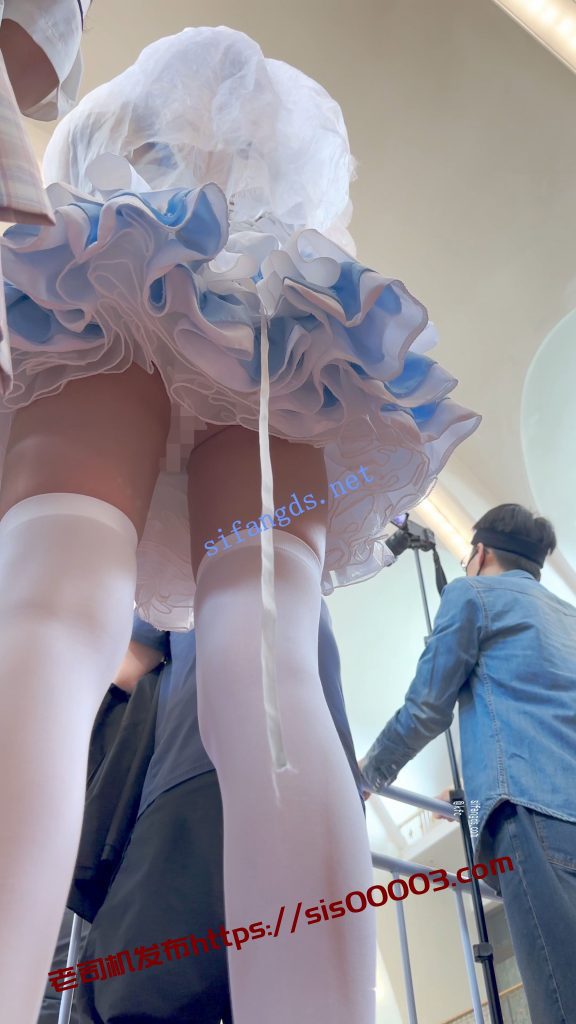 【永久专享】【KFC】顶级身材COSER蕾姆学生妹·过膝白丝婚纱短裙白内可爱【1V】【1.31G】 4