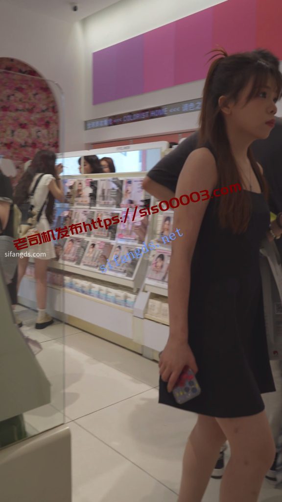 (BC-AA-588)美妆店CD露肩裙小姐姐..无痕内夹成丁字两侧露毛【1V】【587M】 6