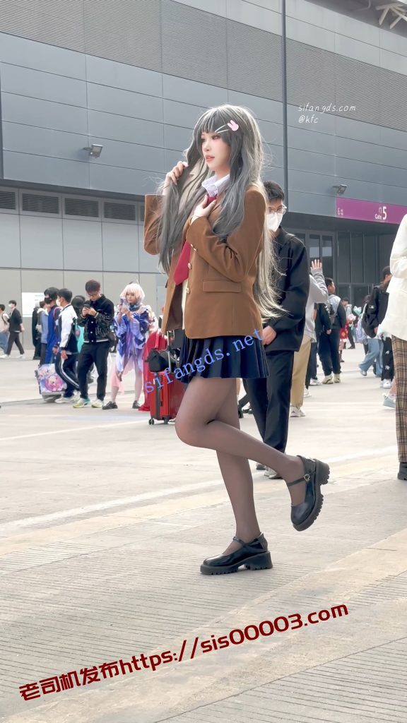 【KFC】超可爱萝莉麻衣学姐·黑丝白透内·男友拍脸我拍裙底【1V】【0.98G】 9