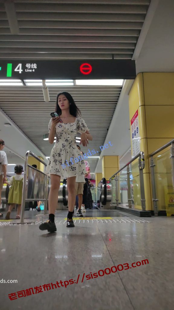 【CSCD】白色印花连衣裙小姐姐等地铁抄底，黑色内带翅膀【1V】【430M】 4