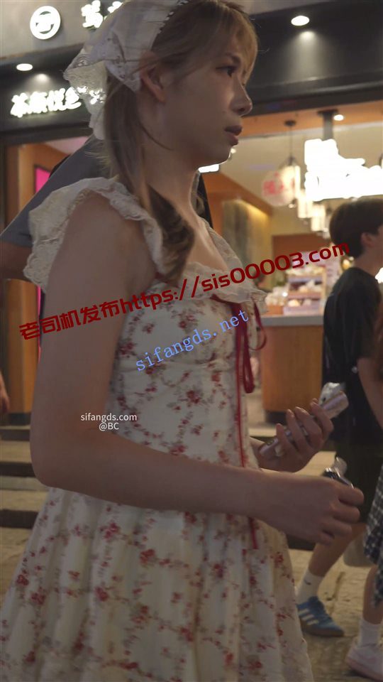 【永久会员专享】(BC-SSS-091)双马尾小姐姐逛街..裙子短的离谱..侧面露半个屁股【1V】【715M】 2