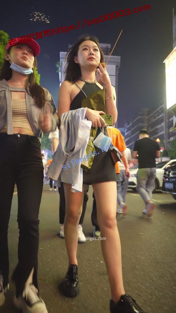 【永久专享】(BC-AA-579)黑色露肩裙靓女..逛街买小吃被前后CD窄内【1V】【776M】 1