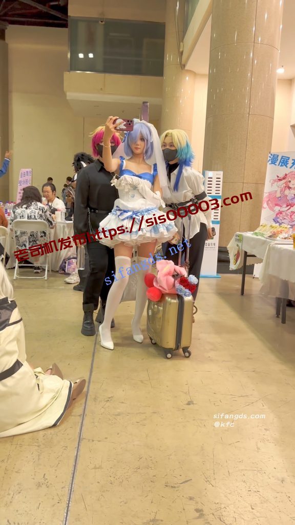 【永久专享】【KFC】顶级身材COSER蕾姆学生妹·过膝白丝婚纱短裙白内可爱【1V】【1.31G】 13